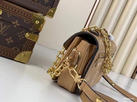 LOUIS EAST POCHETTE METIS VUITTON WEST 0131